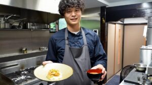 キュウリとサラダチキンで旨辛ごま豆乳つけそうめん